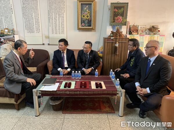 ▲外交部長林佳龍昨日前往台南慰問謝柏輝公使家屬,並頒發多項獎章表彰其外交貢獻。(記者林東良翻攝,下同)