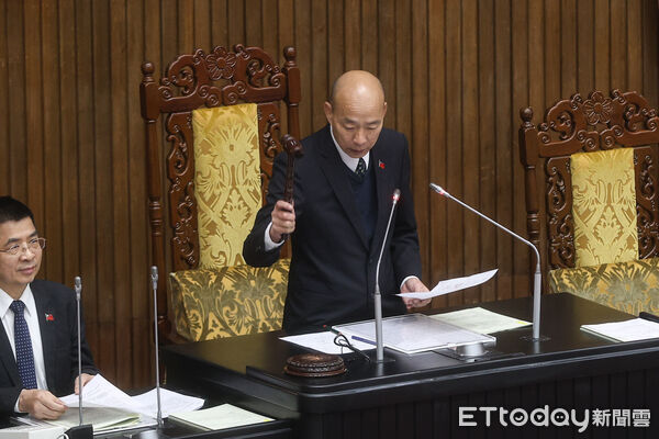 ▲立法院長韓國瑜審議《使用牌照稅法修正草案》,三讀通過。(圖/記者林敬旻攝)