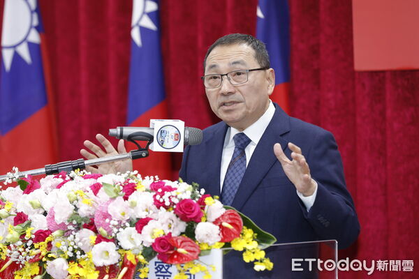 ▲▼新北市政府警察局「捷運警察隊成立揭牌暨新任隊長布達典禮」13日舉行,首任新北捷運警察隊長廖國安從市長侯友宜手中接過印信後正式走馬上任。(圖/記者湯興漢攝)