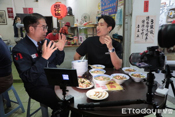 ▲新加坡大胃王網紅Zermatt Neo挑戰一次吃下30碗小公園擔仔麵,黃偉哲市長到場探班加油。(記者林東良翻攝,下同)-