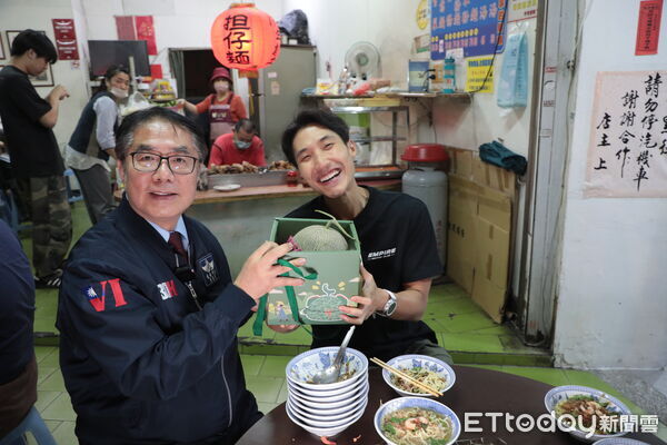 ▲新加坡大胃王網紅Zermatt Neo挑戰一次吃下30碗小公園擔仔麵,黃偉哲市長到場探班加油。(記者林東良翻攝,下同)-