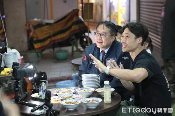 ▲新加坡大胃王網紅Zermatt Neo挑戰一次吃下30碗小公園擔仔麵,黃偉哲市長到場探班加油。(記者林東良翻攝,下同)-