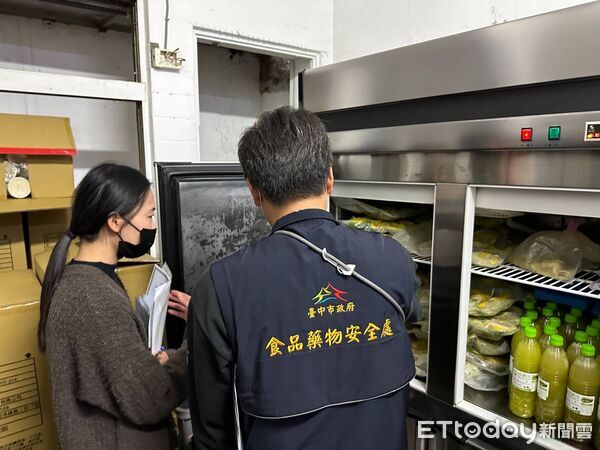 ▲大茗一中店出包!吧檯下髒亂、冰箱恐污染 業者限期改善。(圖/食安處提供)