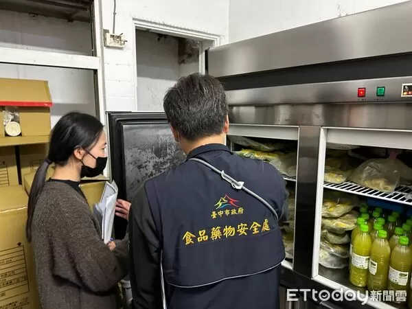 ▲大茗一中店出包!吧檯下髒亂、冰箱恐污染 業者限期改善。(圖/食安處提供)