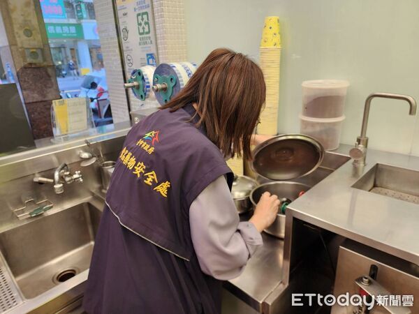 ▲大茗一中店出包!吧檯下髒亂、冰箱恐污染 業者限期改善。(圖/食安處提供)