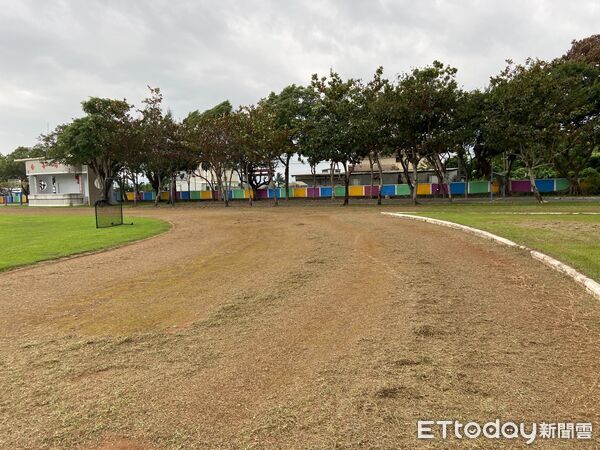 ▲▼吉安國中運動操場紅土跑道土壤硬化且排水不良,嚴重影響教學品質與使用安。(圖/花蓮縣政府提供,下同)