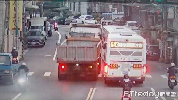 ▲▼監視器顯示砂石車逆向超車,最後不慎與公車發生擦撞 。(圖/記者陳以昇翻攝)