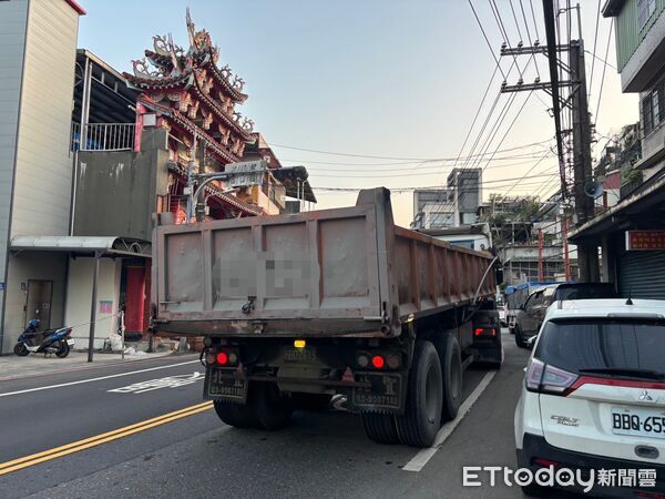 ▲▼監視器顯示砂石車逆向超車,最後不慎與公車發生擦撞 。(圖/記者陳以昇翻攝)