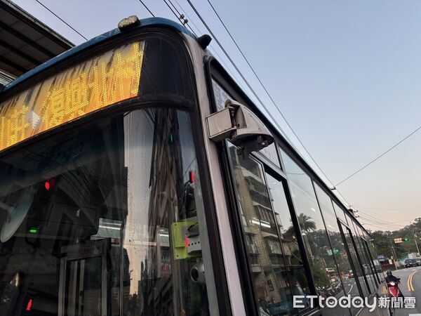 ▲▼監視器顯示砂石車逆向超車,最後不慎與公車發生擦撞 。(圖/記者陳以昇翻攝)