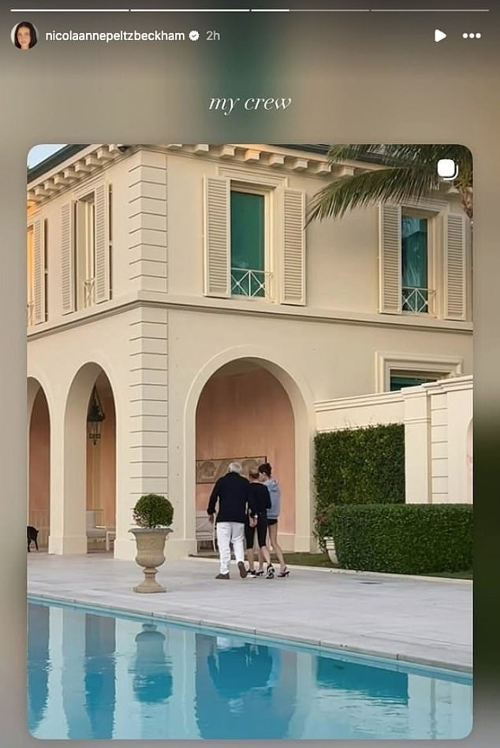 妮蔻拉分享與爸媽散步的背影照,寫下「我的團隊」,似乎意有所指。(翻攝nicolaannepeltzbeckham IG)