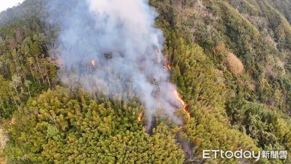 ▲▼ ▲古坑鄉草嶺村石壁大飯店後方山林火警。(圖/記者游瓊華翻攝)