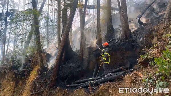 ▲▼ ▲古坑鄉草嶺村石壁大飯店後方山林火警。(圖/記者游瓊華翻攝)