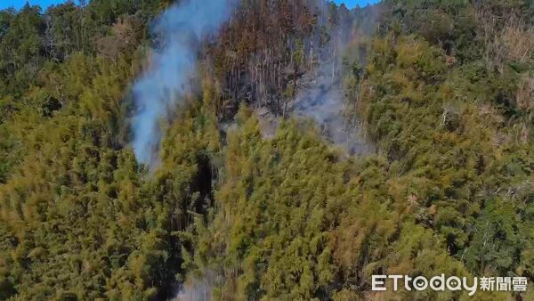 ▲▼ ▲古坑鄉草嶺村石壁大飯店後方山林火警。(圖/記者游瓊華翻攝)