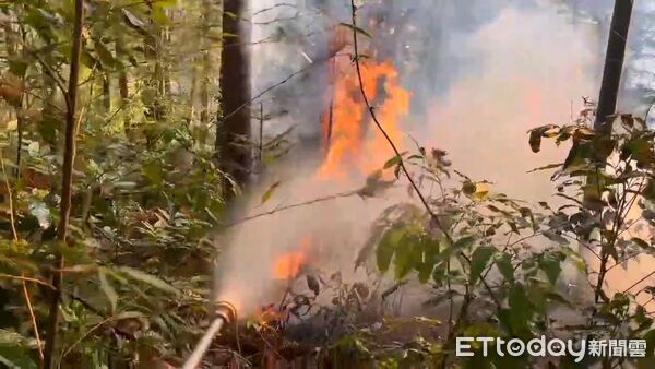 ▲▼ ▲古坑鄉草嶺村石壁大飯店後方山林火警。(圖/記者游瓊華翻攝)