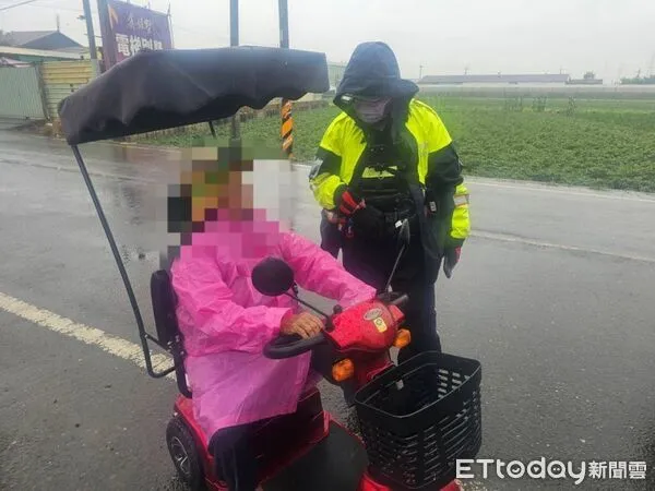 ▲東港警分局員警助李婦平安過馬路。(圖/記者陳崑福翻攝)