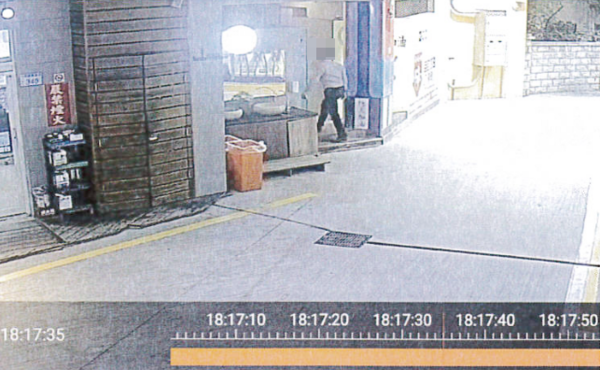 ▲桃園市一名男子去年9月在大園區加油站加油時卻進入女廁抽菸。(圖/翻攝自臉書《記者爆料網》)