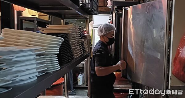 ▲衛生局前往熱炒店稽查。(圖/記者許宥孺翻攝)