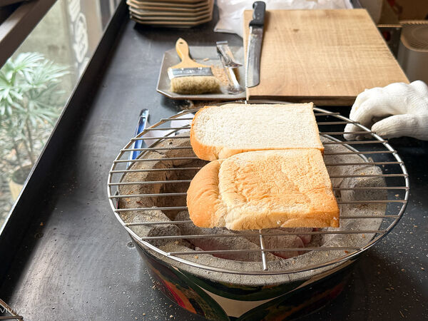 ▲▼刈包搭咖啡?!在綠意老宅吃炭烤咖椰吐司。(圖/部落客viviyu提供)