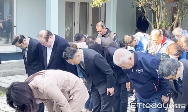 ▲國民黨主席鄭麗文今天上午赴大溪頭寮向故總統經國先生陵行九十度鞠躬。(圖/記者沈繼昌翻攝)