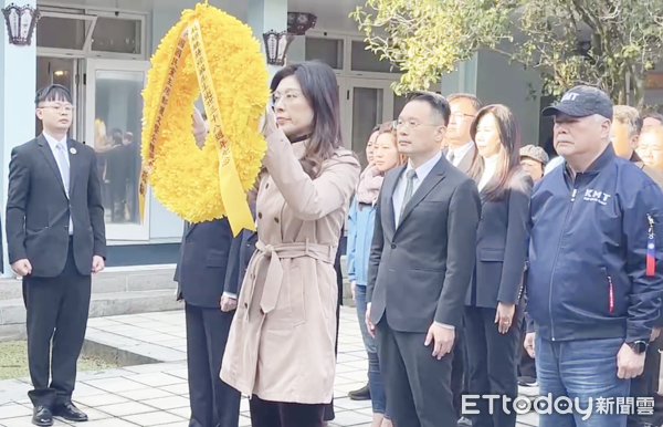 ▲國民黨主席鄭麗文今天上午赴大溪頭寮向故總統經國先生陵寢謁陵追思。(圖/記者沈繼昌翻攝)