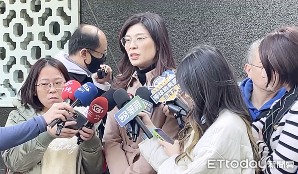 ▲國民黨主席鄭麗文受訪時痛批政府在關稅談判從頭到尾都是黑箱。(圖/記者沈繼昌翻攝)