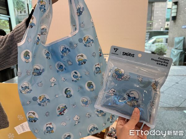 ▲▼7-ELEVEN 獨家推出「SEVENTEEN」與「藍色小精靈」聯名甜點、烘焙包裝商品、周邊。(圖/記者林育綾攝)