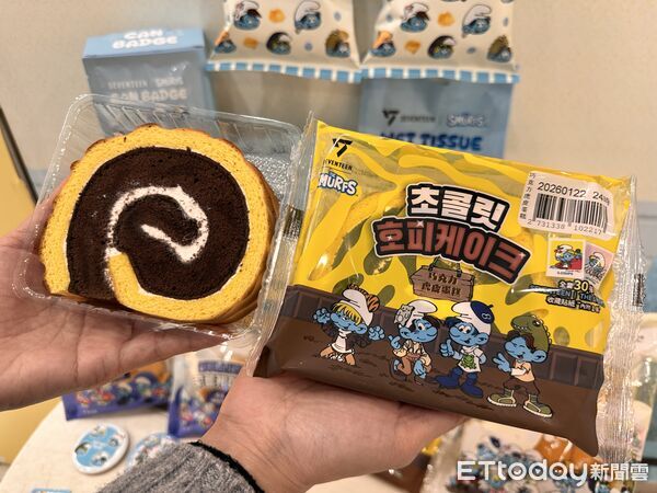 ▲▼7-ELEVEN 獨家推出「SEVENTEEN」與「藍色小精靈」聯名甜點、烘焙包裝商品、周邊。(圖/記者林育綾攝)