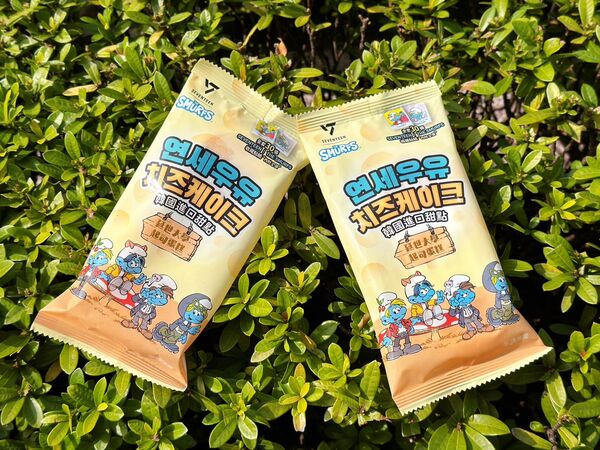 ▲▼7-ELEVEN 獨家推出「SEVENTEEN」與「藍色小精靈」聯名甜點、烘焙包裝商品、周邊。(圖/業者提供)