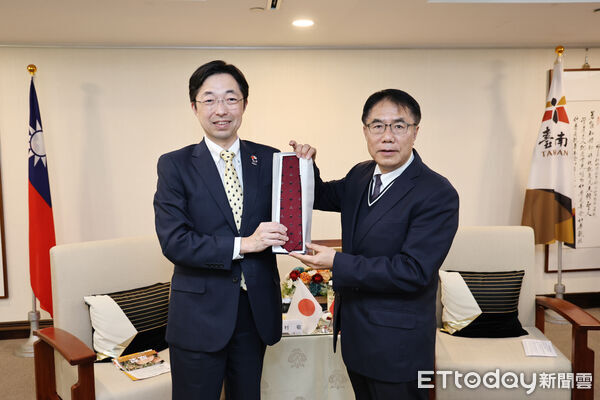 ▲日本熊本縣知事木村敬率團拜會台南市長黃偉哲,雙方就直航後續合作交換意見。(記者林東良翻攝,下同)