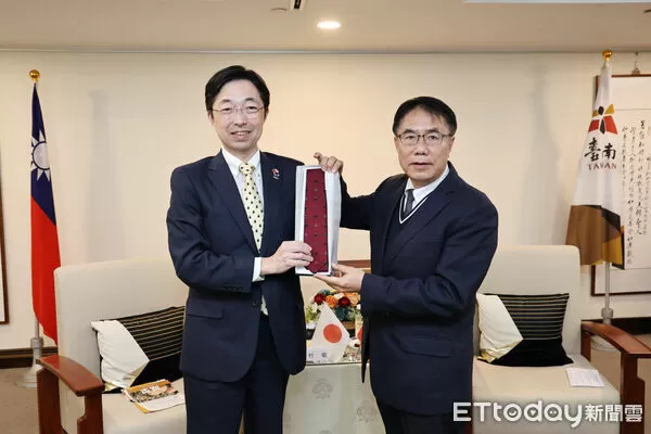 ▲日本熊本縣知事木村敬率團拜會台南市長黃偉哲,雙方就直航後續合作交換意見。(記者林東良翻攝,下同)