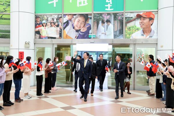 ▲日本熊本縣知事木村敬率團拜會台南市長黃偉哲,雙方就直航後續合作交換意見。(記者林東良翻攝,下同)