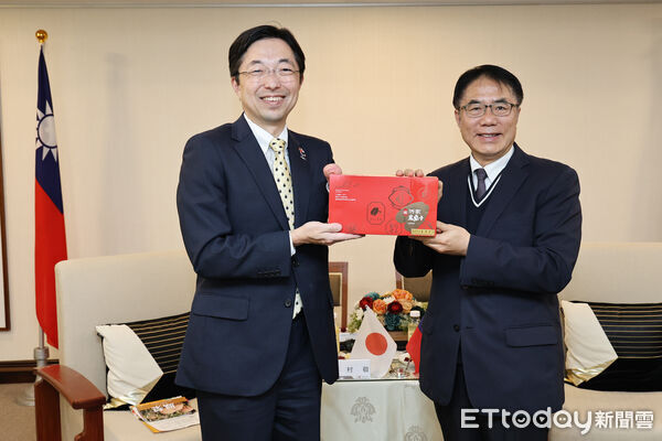 ▲日本熊本縣知事木村敬率團拜會台南市長黃偉哲,雙方就直航後續合作交換意見。(記者林東良翻攝,下同)