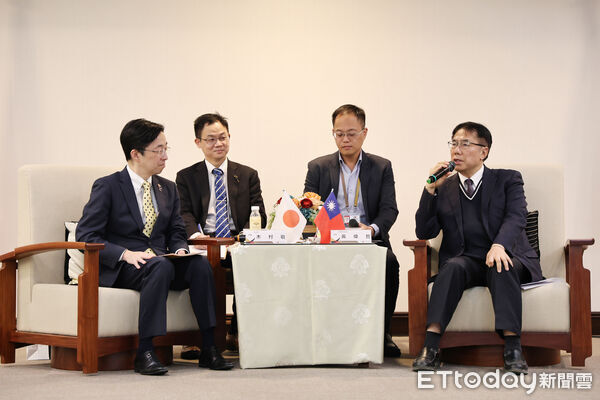 ▲日本熊本縣知事木村敬率團拜會台南市長黃偉哲,雙方就直航後續合作交換意見。(記者林東良翻攝,下同)