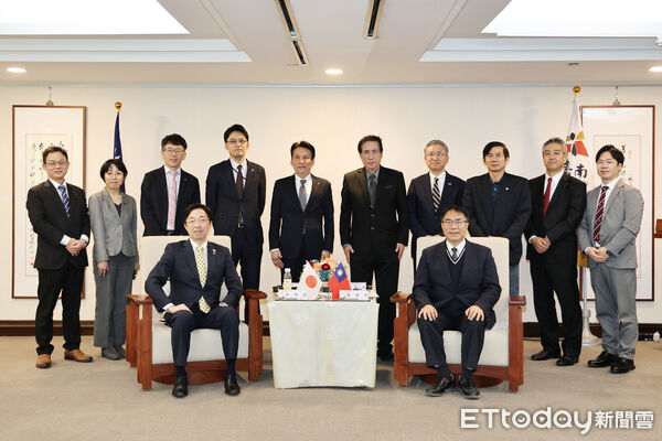 ▲日本熊本縣知事木村敬率團拜會台南市長黃偉哲,雙方就直航後續合作交換意見。(記者林東良翻攝,下同)