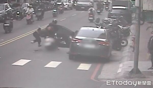 ▲▼藍女違規停車及未兩段式開車門,遭雙載夫妻騎士撞上車門 。(圖/記者陳以昇翻攝)