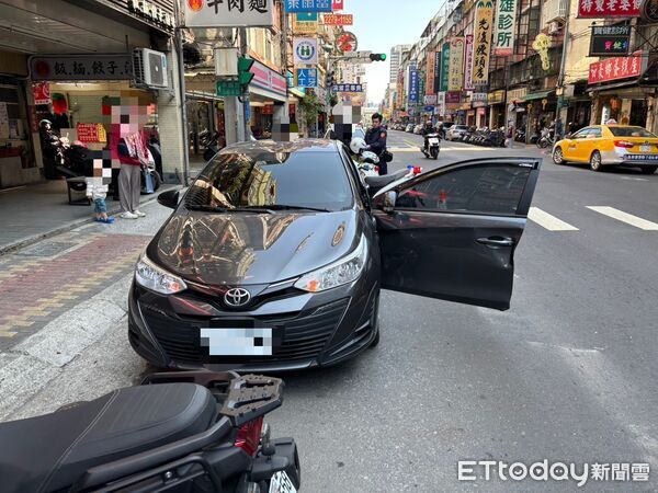 ▲▼藍女違規停車及未兩段式開車門,遭雙載夫妻騎士撞上車門 。(圖/記者陳以昇翻攝)