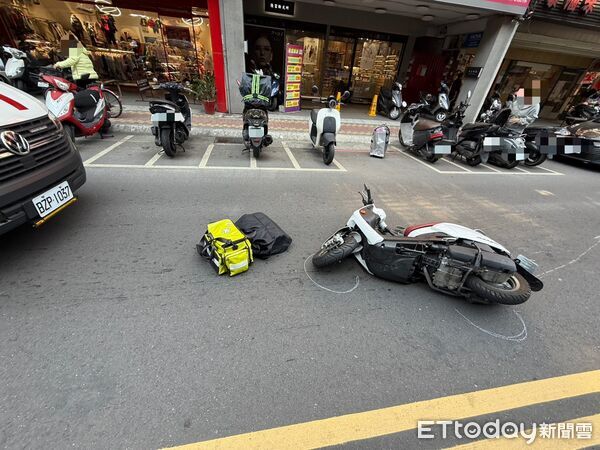 ▲▼藍女違規停車及未兩段式開車門,遭雙載夫妻騎士撞上車門 。(圖/記者陳以昇翻攝)