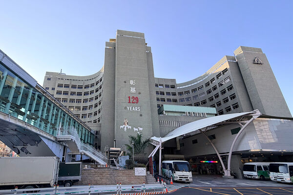 ▲彰基「我願意加班」圖惹議。(圖/彰基提供)