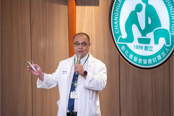 ▲彰基指出「我願意加班」圖,在醫學中心的手術室內,每一句「再一刀」,是對生命的堅持。(圖/彰基提供)