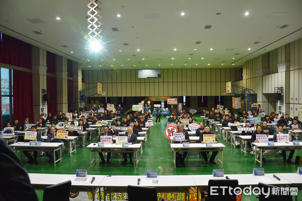 ▲台南地檢署舉辦「獅法英雄・自律自強—2026中華職棒統一獅隊法治教育」,檢察長鍾和憲與統一獅全體隊職員合影,攜手強化職棒法治與自律精神。(記者林東良翻攝,下同)