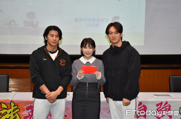 ▲台南地檢署舉辦「獅法英雄・自律自強—2026中華職棒統一獅隊法治教育」,檢察長鍾和憲與統一獅全體隊職員合影,攜手強化職棒法治與自律精神。(記者林東良翻攝,下同)