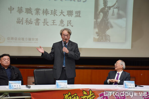 ▲台南地檢署舉辦「獅法英雄・自律自強—2026中華職棒統一獅隊法治教育」,檢察長鍾和憲與統一獅全體隊職員合影,攜手強化職棒法治與自律精神。(記者林東良翻攝,下同)