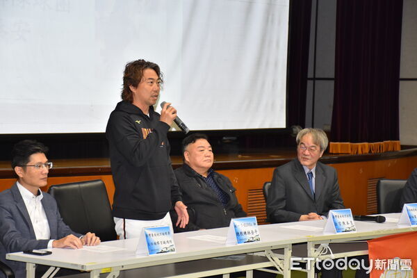 ▲台南地檢署舉辦「獅法英雄・自律自強—2026中華職棒統一獅隊法治教育」,檢察長鍾和憲與統一獅全體隊職員合影,攜手強化職棒法治與自律精神。(記者林東良翻攝,下同)