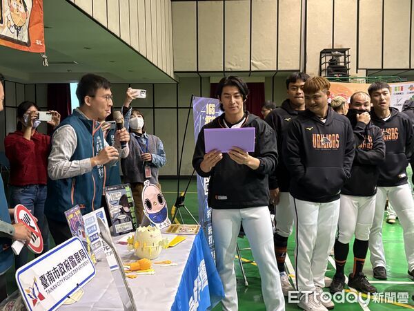 ▲台南地檢署舉辦「獅法英雄・自律自強—2026中華職棒統一獅隊法治教育」,檢察長鍾和憲與統一獅全體隊職員合影,攜手強化職棒法治與自律精神。(記者林東良翻攝,下同)