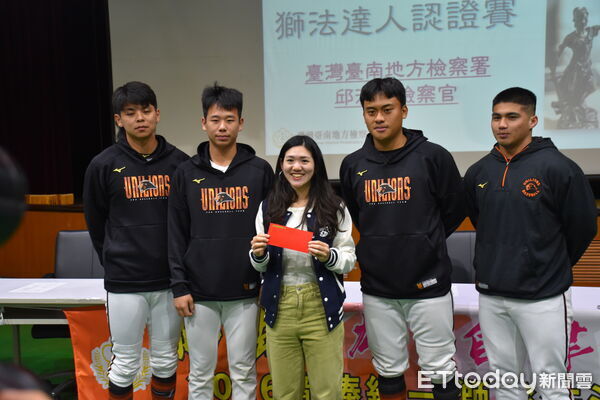 ▲台南地檢署舉辦「獅法英雄・自律自強—2026中華職棒統一獅隊法治教育」,檢察長鍾和憲與統一獅全體隊職員合影,攜手強化職棒法治與自律精神。(記者林東良翻攝,下同)