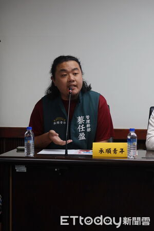 ▲台南市議員蔡宗豪(中)攜手在地企業、婦女團體、宮廟及青年代表,宣布「寒冬送暖」公益行動,補強社會安全網。(記者林東良翻攝,下同)