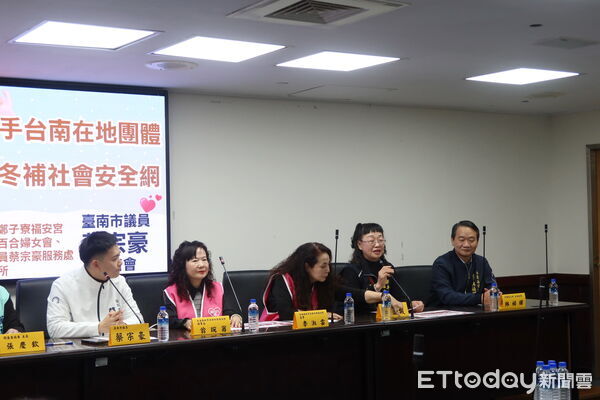 ▲台南市議員蔡宗豪(中)攜手在地企業、婦女團體、宮廟及青年代表,宣布「寒冬送暖」公益行動,補強社會安全網。(記者林東良翻攝,下同)