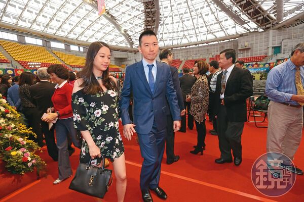 蔡明興獨子蔡承儒目前事業重心多放在美國,結縭多年多的妻子鄭舒秦也隨同。