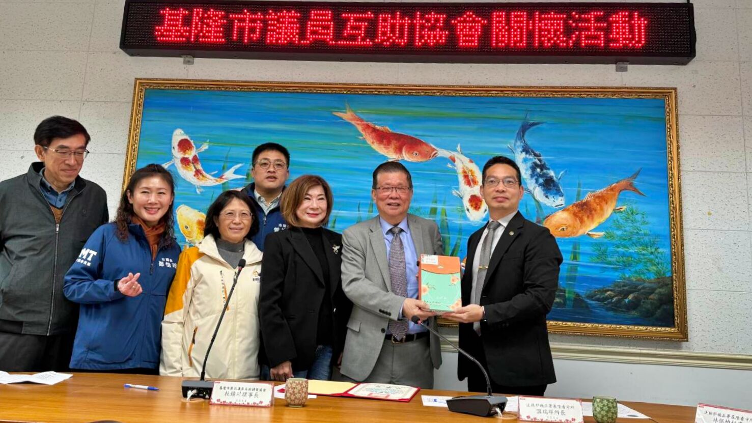 ▲基隆歷屆議員協會親赴看守所 慰勞同仁贈禮金。(圖/記者郭世賢翻攝)