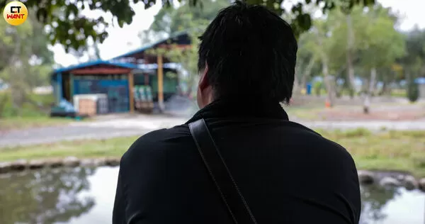 受害人阿國(化名)在黃玟偉的精神控制下拿父親的房子去抵押貸款,他如今身上背大筆負債,只能不斷工作以還款。(圖/黃耀徵攝)